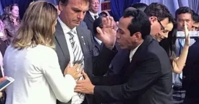 Profecia? Foto de pastor orando pelo abdômen de Bolsonaro antes do atentado revela providência divina