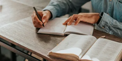 Câmara de Linhares aprova uso da Bíblia como material de apoio em escolas