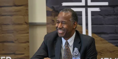\"Deus ainda está no comando\", diz Ben Carson após se recuperar de estado grave de Covid-19