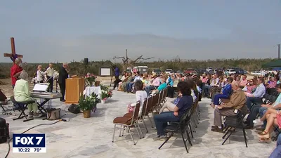 Cristãos celebram a Páscoa em templo destruído por tornado: "A igreja não é o edifício"