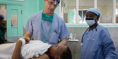 Cirurgião missionário se prepara para voltar à África, preocupado com impacto da pandemia