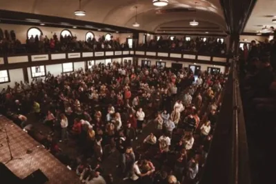 Asbury: Multidão louva a Deus em português: "Quero conhecer Jesus"