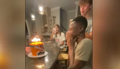 "Bolo de bênção": Menino adotado chora ao ter sua primeira festa de aniversário