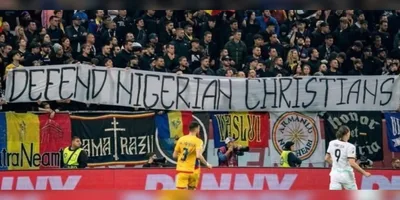Torcida da Romênia exibe faixa sobre perseguição: \"Defenda os cristãos na Nigéria\"