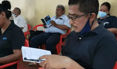 Cristãos fazem cultos de madrugada nas casas