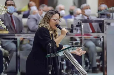 Principal cantora da AD Alagoas é suspensa por participar de evento de outro ministério