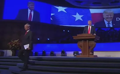 "EUA tem um salvador, e não sou eu", diz Trump durante culto de Natal