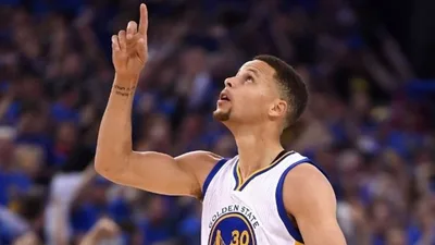 Steph Curry diz que não abre mão de ler a Bíblia para os filhos