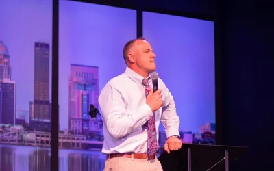 Pastor sobrevive a queda de 9 metros e prega dois dias depois: "Deus me poupou"
