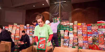 Menina mobiliza igreja e distribui 10 mil caixas de presentes para crianças carentes