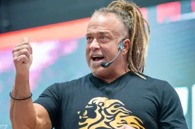 Pastor Todd White é acusado de violência doméstica, manipulação e uso indevido de doações