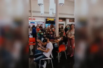ONG reúne jovens para adorar a Deus na praça de alimentação de shopping