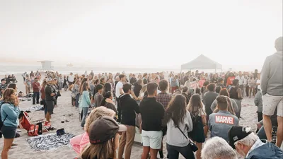 Culto em público: cidade tenta proibir mas volta atrás após pressão