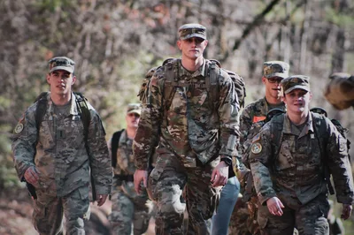 Governo Biden quer banir presença de cristãos junto às tropas militares