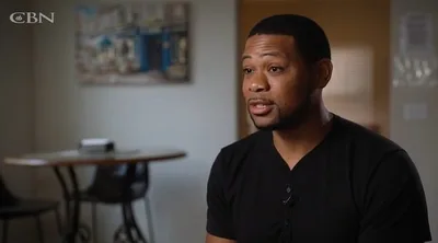Prestes a ser esfaqueado, ex-membro de gangue ora por agressor: "Deus foi a resposta"
