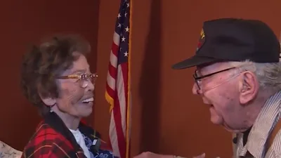 Veterano de guerra da Coreia reencontra sua amada após 70 anos: "Eu orei"