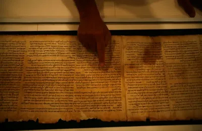 Trechos dos Manuscritos do Mar Morto são de autoria do mesmo escriba, dizem pesquisadores