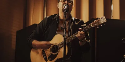 Fred Arrais lança \"Que o Nosso Som Acenda a Luz\", faixa de estreia do projeto \"Live in SP\"
