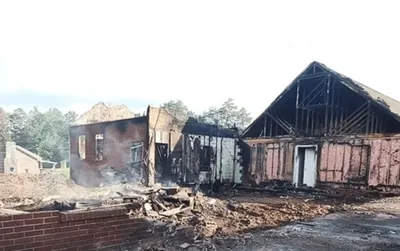 Pastor encoraja cristãos após igreja ser destruída por incêndio