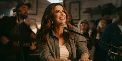Rachel Novaes apresenta medley de clássico da Harpa Cristã e sucesso do gospel internacional