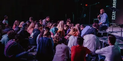 Jovens que deixam a igreja não voltam quando envelhecem, diz estudo