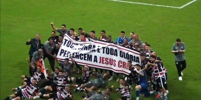 Time do Santa Cruz exalta Cristo com faixa após vitória: “Toda honra a Jesus”