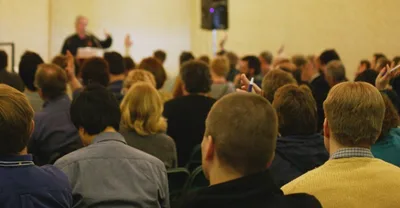 Pessoas que vão à igreja vivem por mais tempo, aponta pesquisa