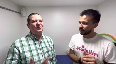 Surdo colombiano volta a ouvir durante culto: "Deus cura"