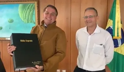 Bolsonaro ganha Bíblia escrita à mão por senhora de 85 anos