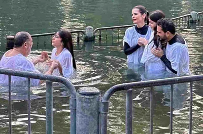 Luciano Camargo é batizado no Rio Jordão durante viagem a Israel