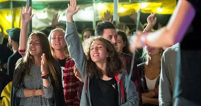 Mais de 1.300 jovens se entregam a Jesus, durante conferência na Ucrânia