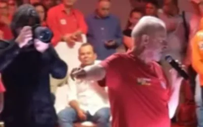 Fotógrafo da Presidência é flagrado trabalhando em evento do PT
