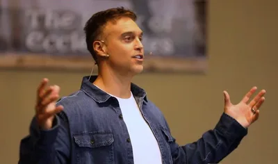 Ex-ator de filme adulto diz que avivamento é reação ao pecado