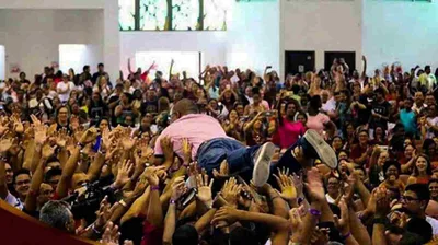 Pastor famoso se joga em cima de fiéis durante ministração e choca web