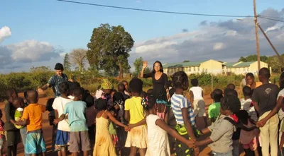 Jovem escuta voz de Deus em balada e se torna missionária: "Ele muda histórias"