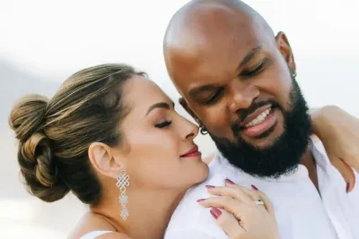 Aryanne Marques posa ao lado do noivo, se declara e revela data do casamento