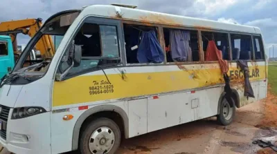 Ônibus que conduzia fiéis para batismo tomba e deixa 14 feridos
