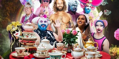 Grupo de drag queens zomba de Jesus e do Cristianismo em evento de Páscoa para crianças