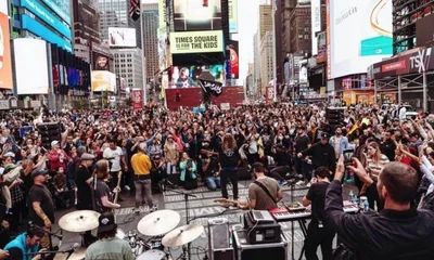 Milhares se unem para adorar a Jesus na Times Square