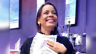 Mulher aceita Jesus, após pai de santo dizer para ela ir à igreja: "Aqui não é seu lugar"