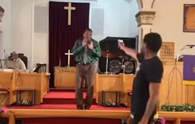 Homem invade igreja, tenta atirar contra pastor, mas arma trava