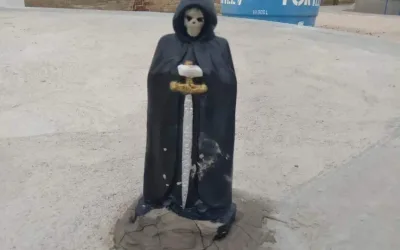 Estátua de caveira é cravada em frente a igreja