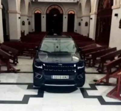 Homem se sente 'possuído pelo diabo' e invade igreja com carro