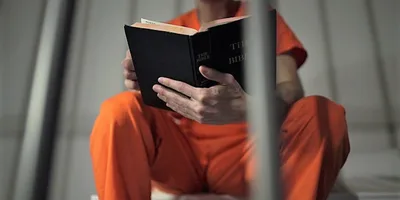 Presos por evangelizar nas ruas, missionários pregam na cadeia e detentos se convertem