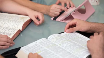 Governo proíbe casal de fazer cultos e estudos bíblicos dentro da própria casa, nos EUA | Notícias Gospel