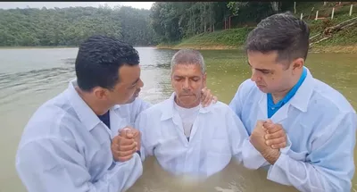 Assista ao batismo de Pedrinho Matador após conversão: “Me arrependo de tudo”