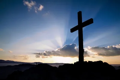 Jesus Cristo não é um pobre homem pendurado em uma cruz