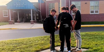 Alunos criam grupos de oração em escolas e evangelizam colegas nos EUA