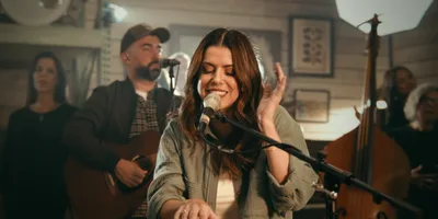 Rachel Novaes canta sobre a importância de buscar a presença de Deus em nova música