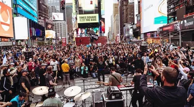 Milhares adoram Jesus na Times Square: "O mundo está faminto pelo Evangelho"
